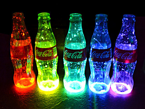 Kolorowe butelki coca cola